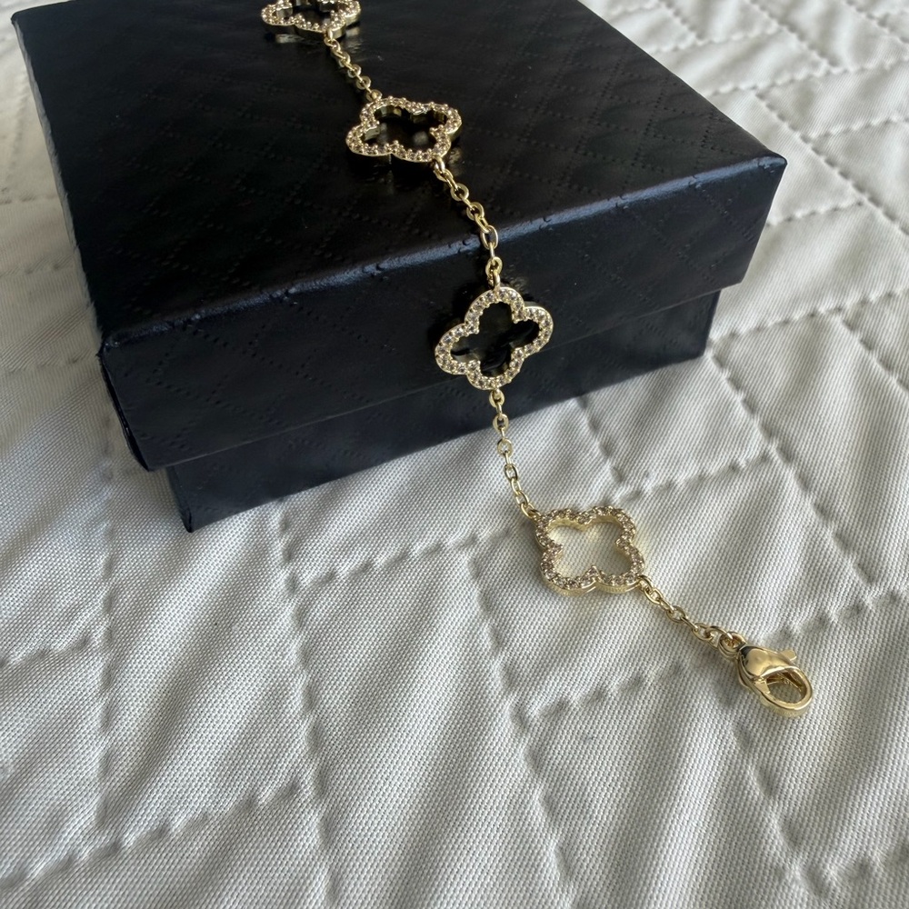 Elegant Gold and Silver Flower Bracelet new in a box gold plated - Picture 14 of 15